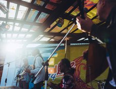 На сцене панк-группа «Серый дым»