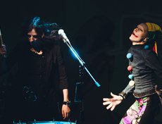 Выступление Ольги Арефьевой и группы «Ковчег» превратилось в настоящее театральное шоу со строгой музыкой, надрывными текстами, попадающими в самое сердце зрителей своей искренностью, сменой костюмов и неожиданно появляющимися клоунами