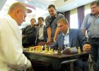 Виктор Кондрашов играет в шахматы. Фото пресс-службы администрации Иркутска