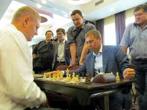 Виктор Кондрашов играет в шахматы. Фото пресс-службы администрации Иркутска