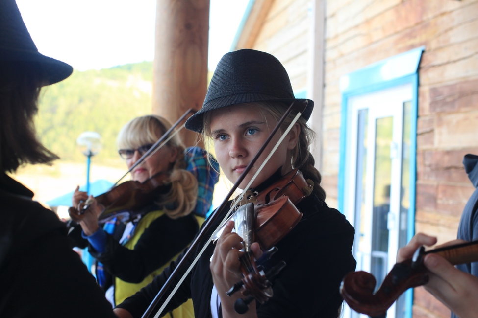 Специальными гостями фестиваля стал ансамбль скрипачей «Вдохновение» под управлением Натальи Киселевой