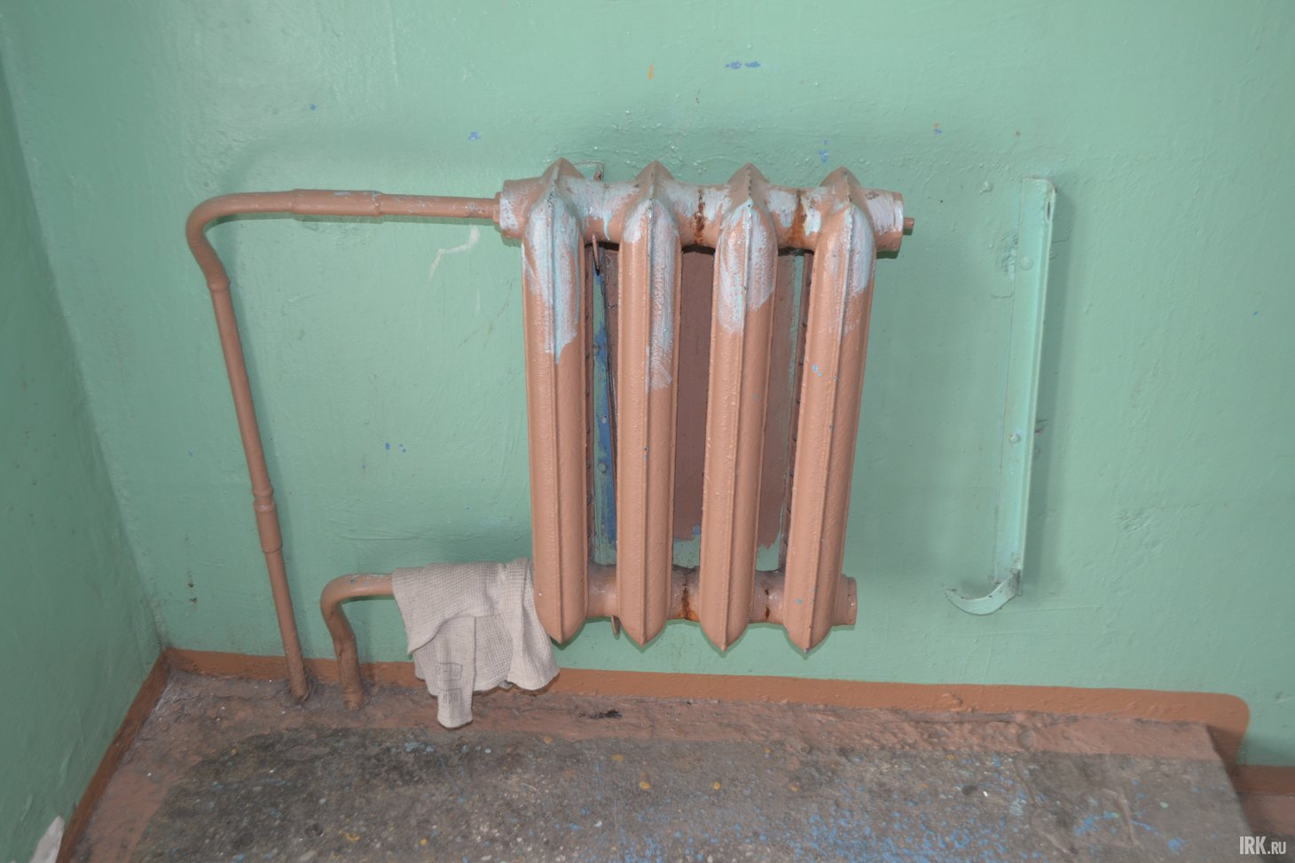 Жильцы убираются в подъезде сами Жильцы убираются в подъезде сами