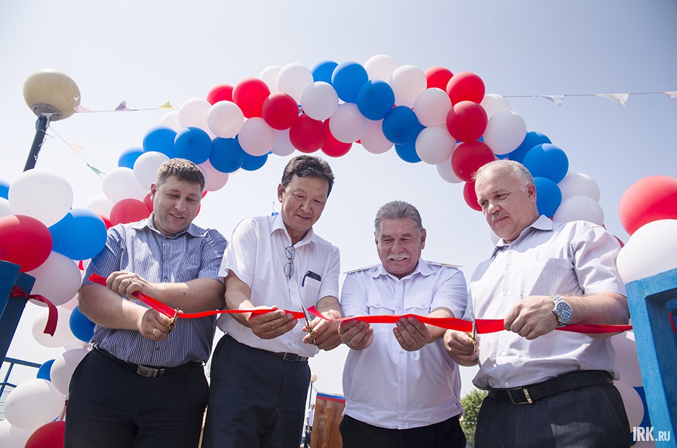 Торжественное перерезание ленточки.
