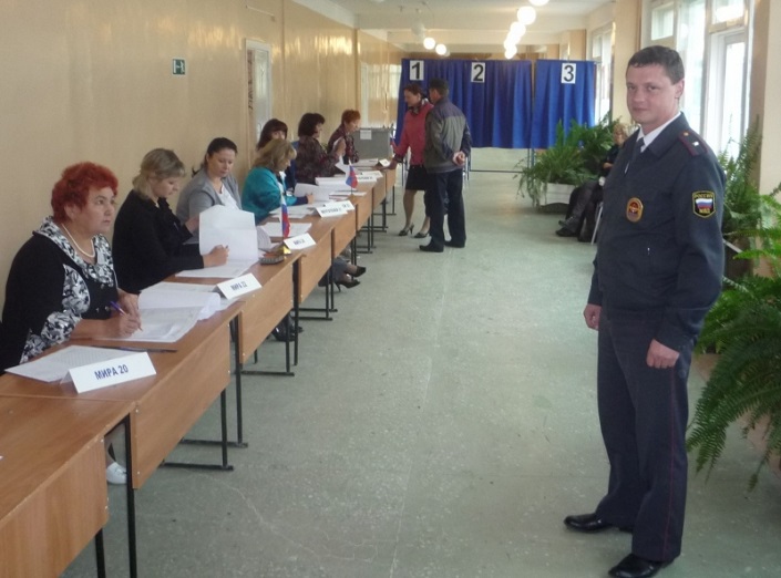 На избирательном участке. Фото пресс-службы ГУ МВД по Иркутской области