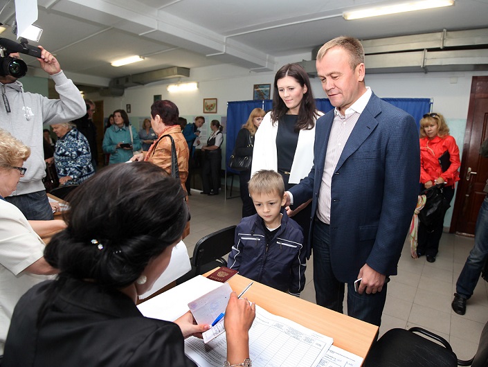 Сергей Ерощенко в избирательном участке. Фото Алексея Головщикова