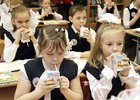 Дети пьют молоко. Фото с сайта www.admkrsk.ru