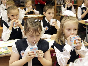 Дети пьют молоко. Фото с сайта www.admkrsk.ru