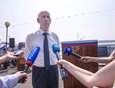 Павел Безматерных общается с журналистами.