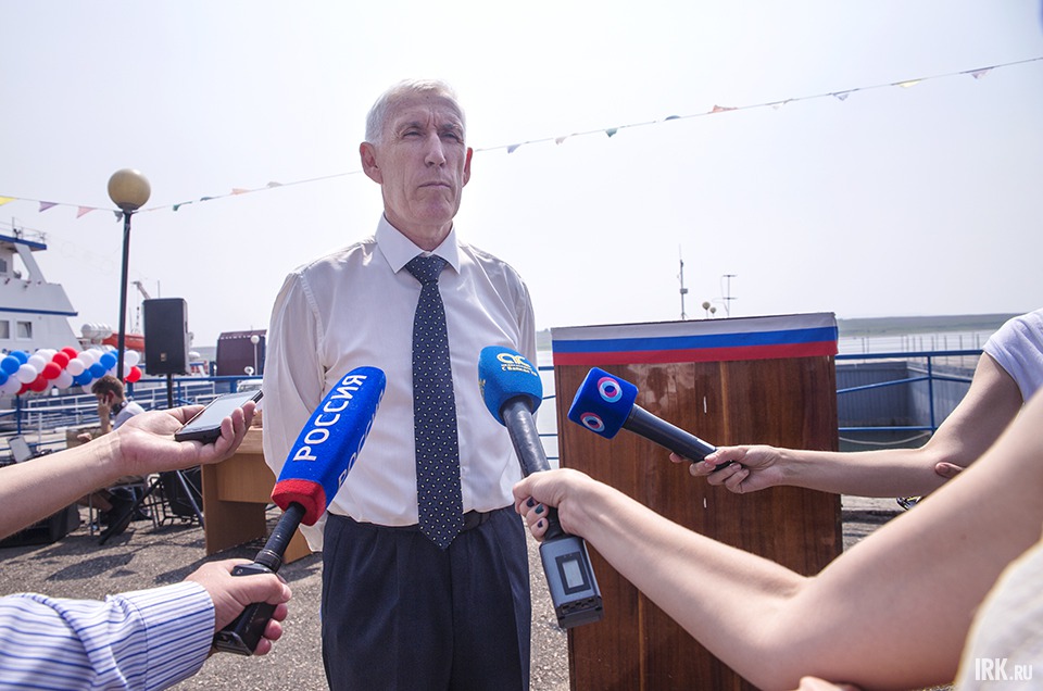 Павел Безматерных общается с журналистами.