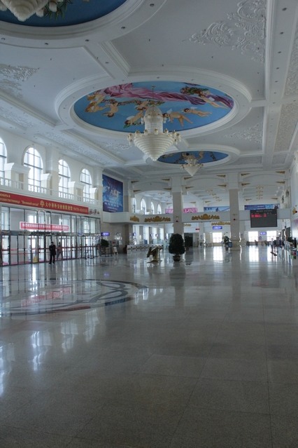 В здании аэропорта.