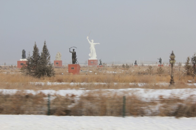 Присмотритесь к памятникам.