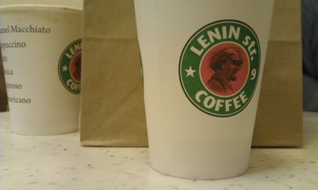 Красно-зеленый Ленин на стаканчиках Lenin Street Coffee. Фото IRK.ru