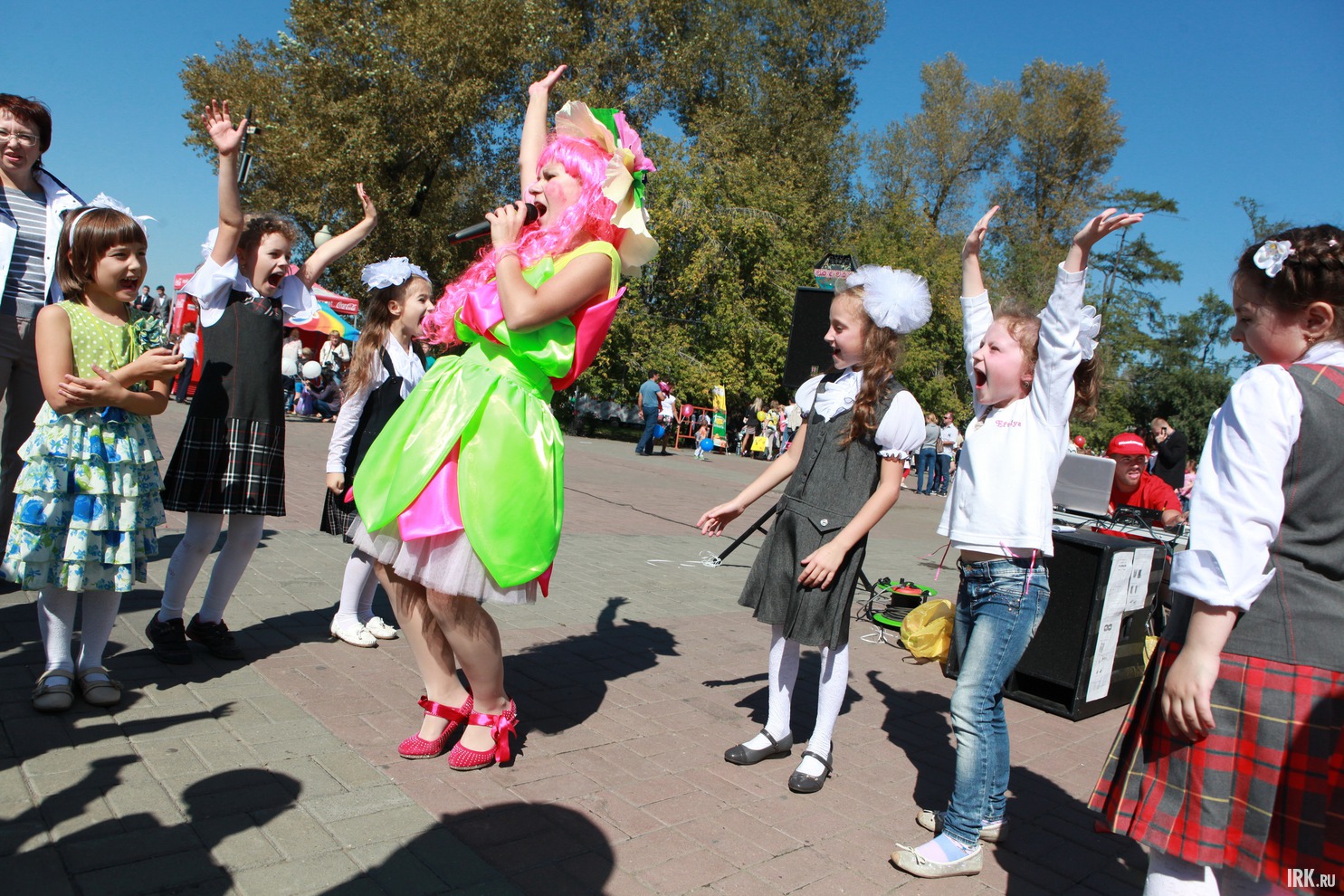 На площади возле памятника Александру Третьему для детей организовали игровые программы