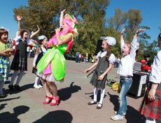 На площади возле памятника Александру Третьему для детей организовали игровые программы