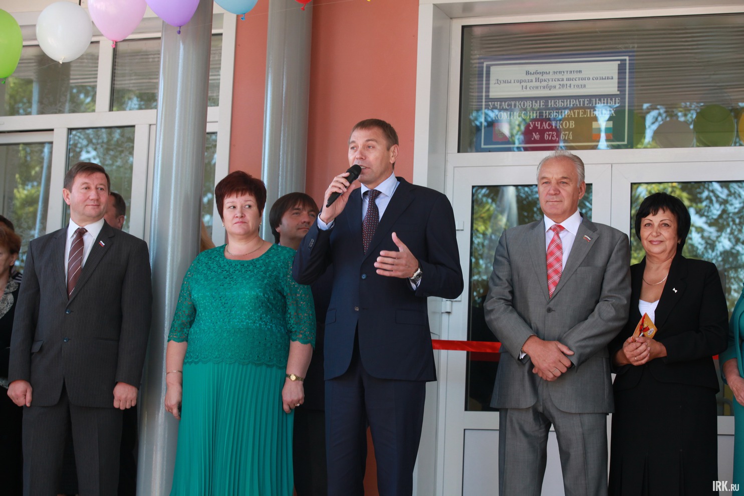 На торжественной линейке присутствовал мэр Иркутска Виктор Кондрашов