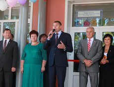 На торжественной линейке присутствовал мэр Иркутска Виктор Кондрашов