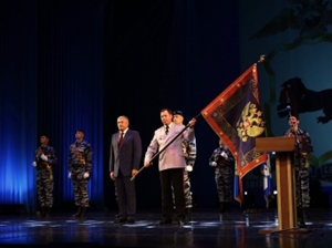 Церемония передачи знамени. Фото Александра Шудыкина