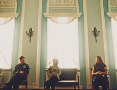 В театре есть несколько комнат отдыха. Раньше было принято приходить в театр за несколько часов до начала спектакля. В этих комнатах зрители обсуждали последние новости и делились ожиданиями от спектакля.