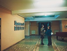 Помещение, в котором располагаются Камерная сцена, вестибюль для сотрудников театра и несколько рабочих помещений, пристроили к основному зданию только в 1999 году. Здесь нет узких коридоров и овальных сводов с орнаментом.