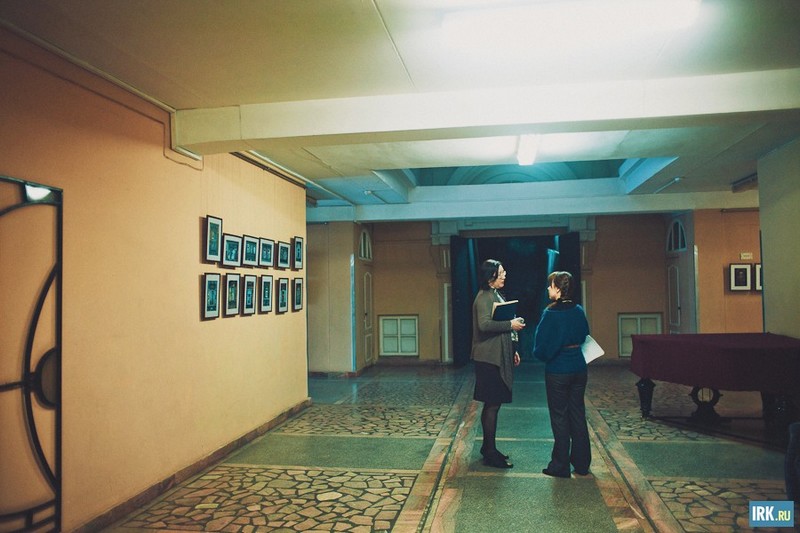 Помещение, в котором располагаются Камерная сцена, вестибюль для сотрудников театра и несколько рабочих помещений, пристроили к основному зданию только в 1999 году. Здесь нет узких коридоров и овальных сводов с орнаментом.