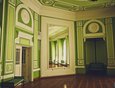 В зеленой комнате отдыха находятся два больших зеркала. Они расположены напротив друг друга, создавая иллюзию бесконечности пространства.