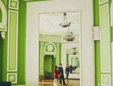 На одном из зеркал невооруженным глазом видна большая трещина. Зеркало не меняют, потому что оно было сделано на заказ и изготовить точно такое же сложно.