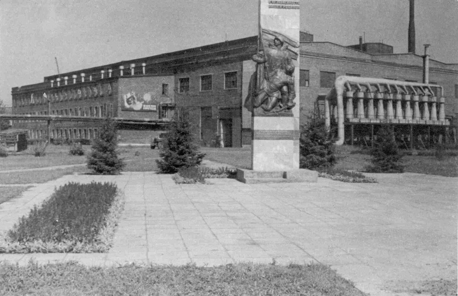 Мемориал заводчанам