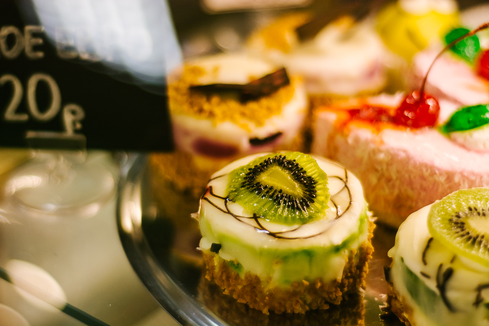 Представлен большой выбор турецких сладостей, тортов, свежей выпечки, пирожных и других вкусностей.