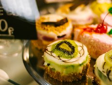 Представлен большой выбор турецких сладостей, тортов, свежей выпечки, пирожных и других вкусностей.