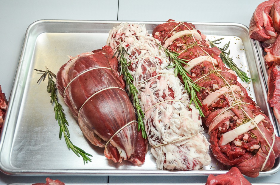 Редкие, эксклюзивные товары присутствуют практически в каждой торговой точке —дикое мясо, кролик, ягнятина, индейка, халяльное мясо, традиционная говядина, баранина и свинина, мясные деликатесы.