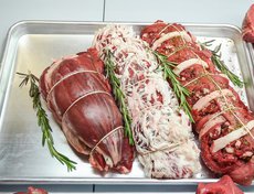 Редкие, эксклюзивные товары присутствуют практически в каждой торговой точке —дикое мясо, кролик, ягнятина, индейка, халяльное мясо, традиционная говядина, баранина и свинина, мясные деликатесы.