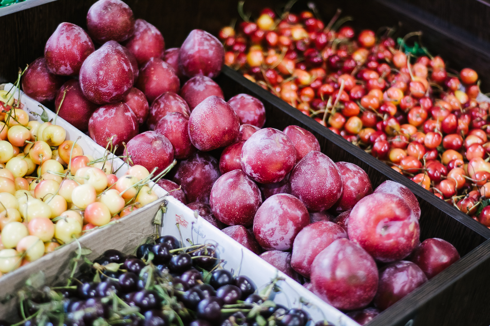 Всегда в наличии свежие фрукты и овощи, орехи.