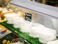 На прилавках горожане найдут домашние фермерские сыры и молочную продукцию, яйца и безглютеновые продукты.