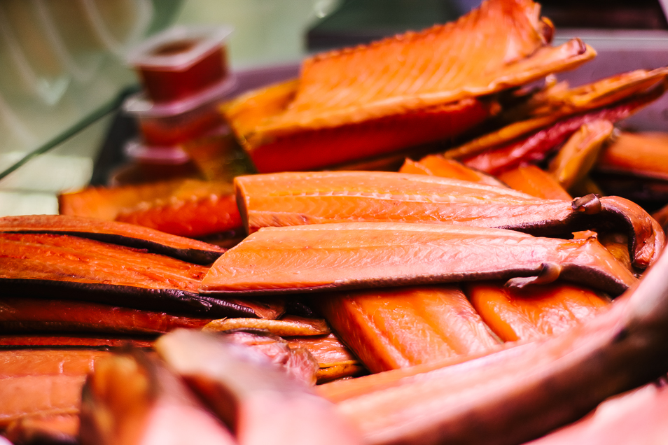 Большой выбор рыбы различного вида — помимо традиционных присутствуют тунец, дорада, акула.