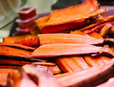 Большой выбор рыбы различного вида — помимо традиционных присутствуют тунец, дорада, акула.