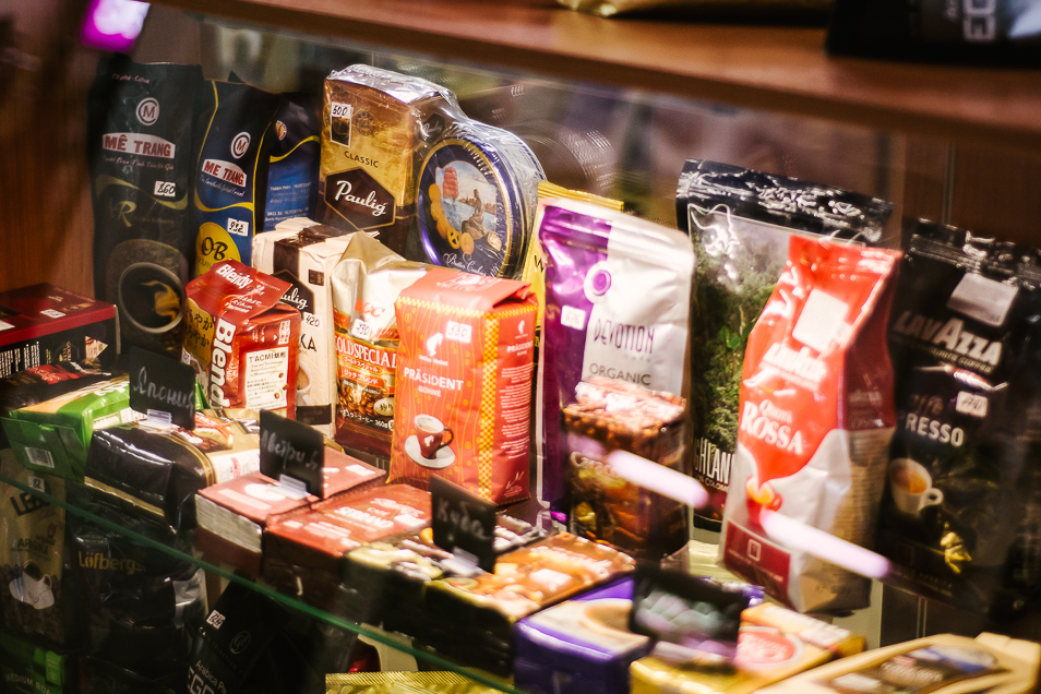 Чай, кофе и цикорий различных производителей от Японии до Кубы.