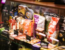 Чай, кофе и цикорий различных производителей от Японии до Кубы.