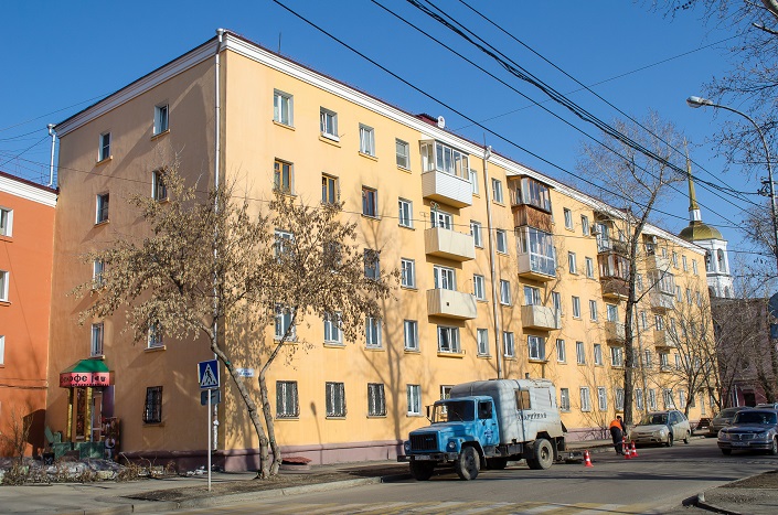 Многоквартирный дом в Иркутске. Фото Ильи Татарникова