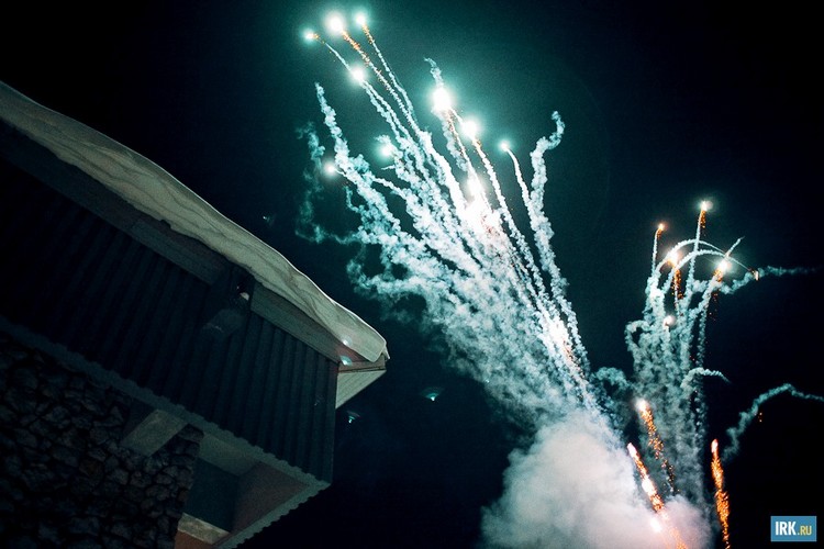 После концерта возле дворца культуры «Металлург» состоялся праздничный салют