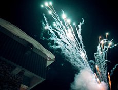 После концерта возле дворца культуры «Металлург» состоялся праздничный салют