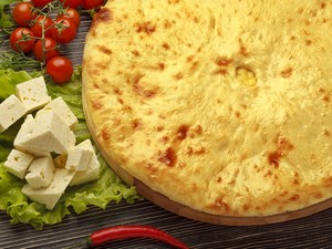 Шеф-повар из Северной Осетии приготовит для вас блюда своей национальной кухни, а также горячие пироги с разнообразными начинками. Выпечка готовится из очень тонкого теста, на котором не видно следов завертывания.