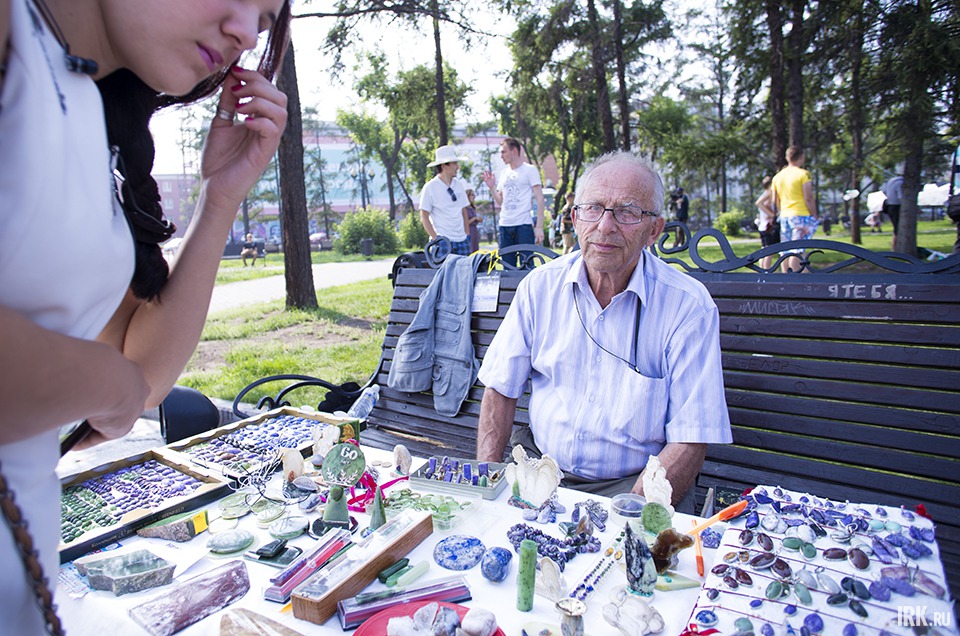 В это же время в сквере Кирова развернулась ярмарка.