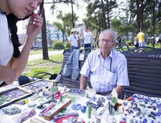В это же время в сквере Кирова развернулась ярмарка.