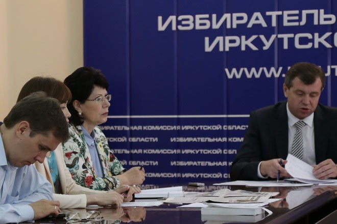 На заседании комиссии. Фото с сайта www.irkutsk.izbirkom.ru