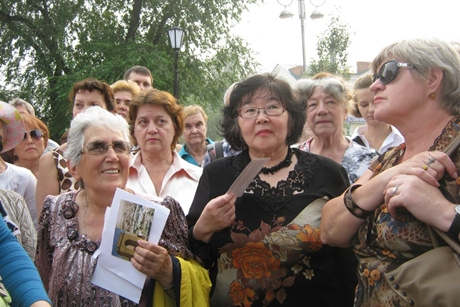 Слушатели проекта «Прогулки по старому Иркутску». Фото с сайта vk.com/progulki_irkutsk