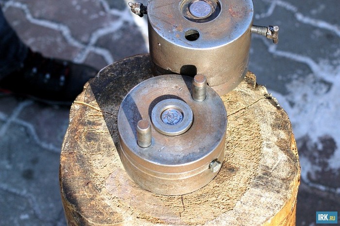 Любой желающий мог выковать себе монету на счастье прямо на площади.