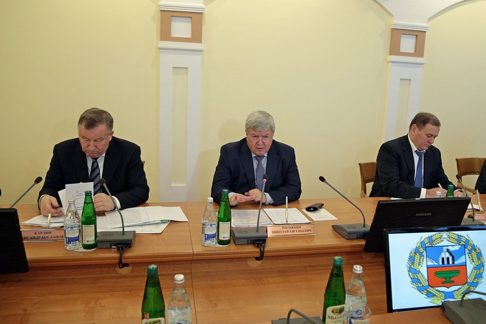 Николай Рогожкин (в центре). Фото пресс-службы правительства Иркутской области