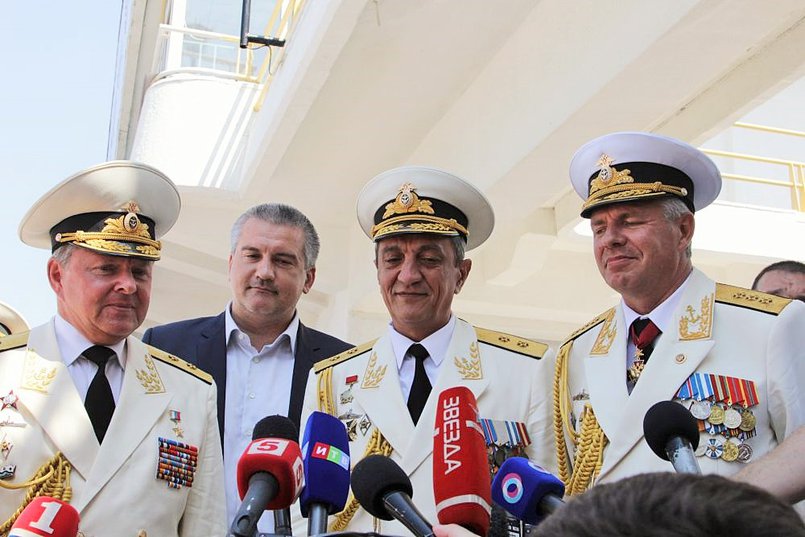Сергей Меняйло (второй справа) на праздновании Дня Военно-Морского флота в 2015 году. Фото с сайта sev.gov.ru