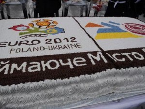 Торт с логотипом города Донецка и EURO-2012 уже попал в Книгу рекордов Украины. Его приготовление приурочили к символической дате: 100 дней до начала еврочемпионата.