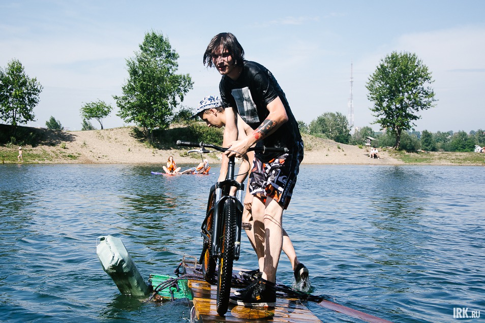 Впервые на фестивале прошли соревнования по водным видам спорта — гонки на байдарках и SUP-бордах, соревнования по вейкбордингу в категории PRO и акваджампинг (прыжки в воду на роликах и велосипедах с трамплина).